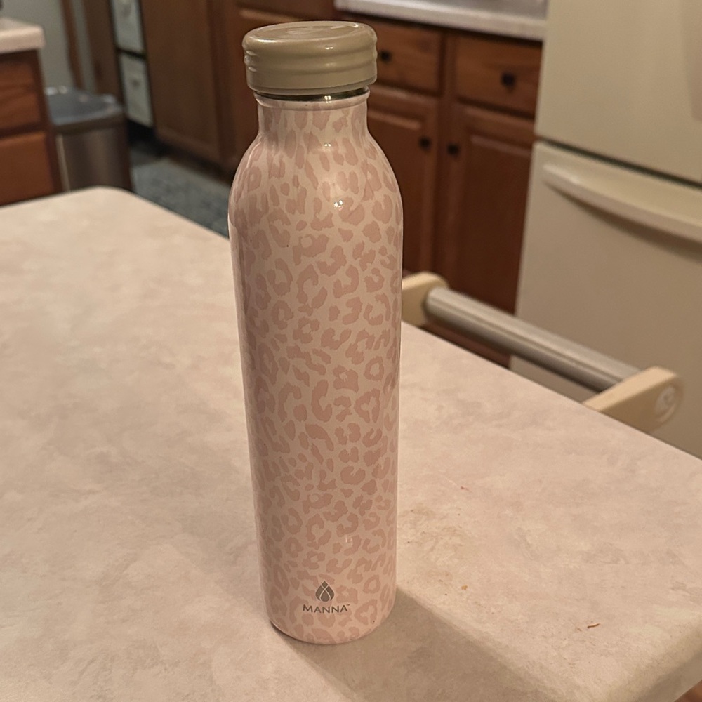 MAnna Pink Leopard Print Water Bottle